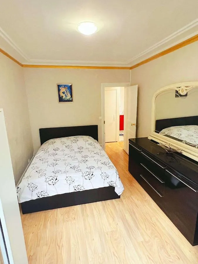 Cozy Haven Near Place De Nation location